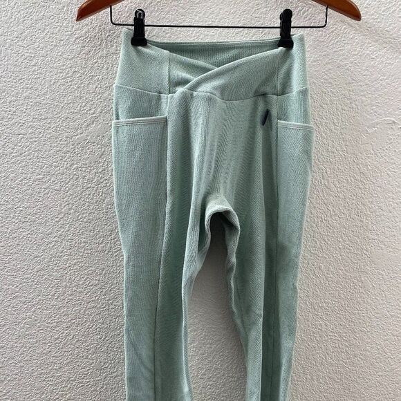 Gymshark Ribbed Knit Athletic Gym Capri Pants Green Color Small 18 Inch Inseam - Picture 1 of 6